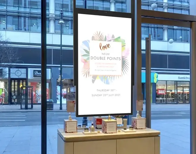 Hanging double-sided shop windows displays 