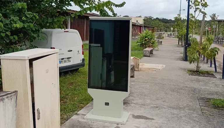  slim outdoor digital totems 