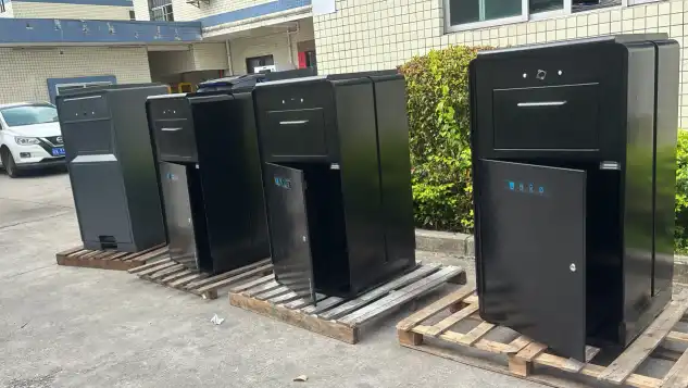 Solar-powered trash compactor bin Solar-powered trash compactor bin