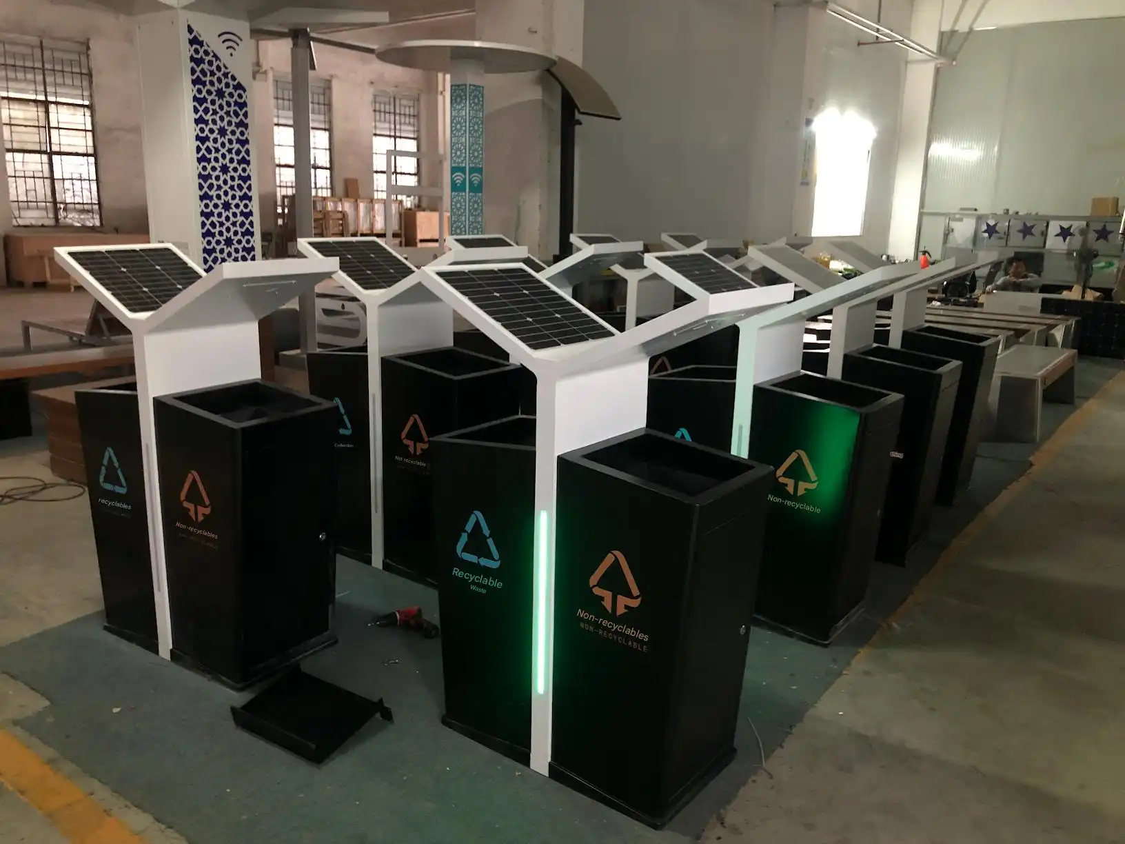 Solar-powered waste compacting bin Solar-powered waste compacting bin