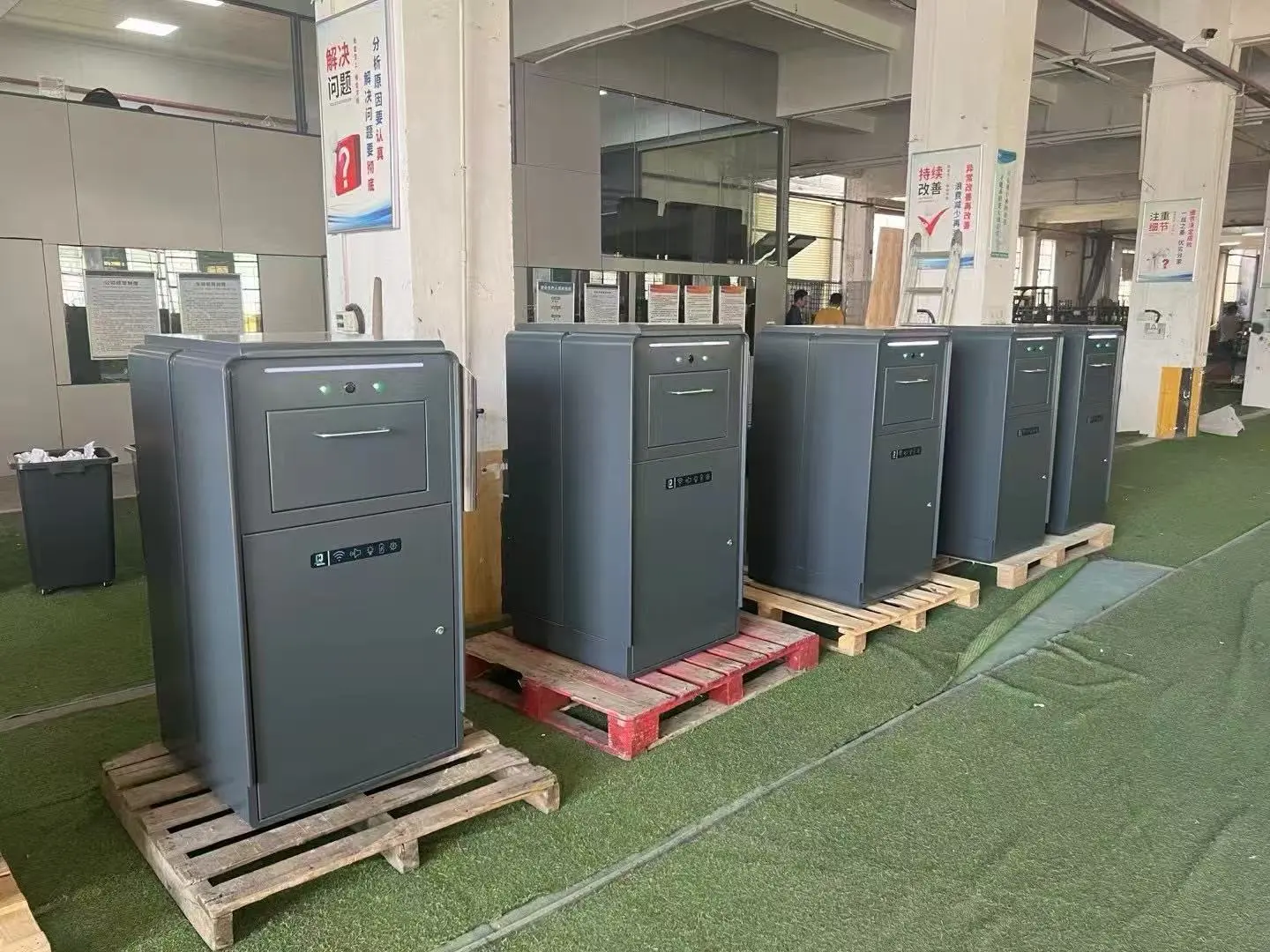 Solar-powered Intelligent Trash Bin Solar-powered Intelligent Trash Bin